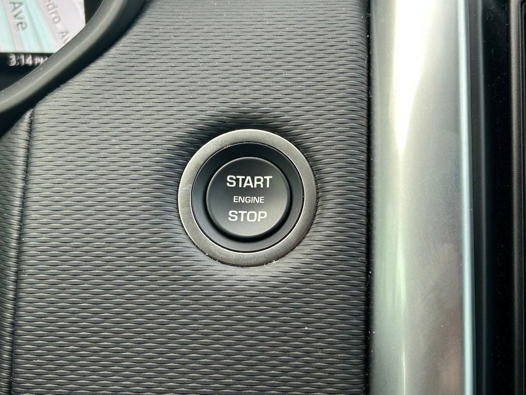 Used 2024 Land Rover Discovery Dynamic SE image 38