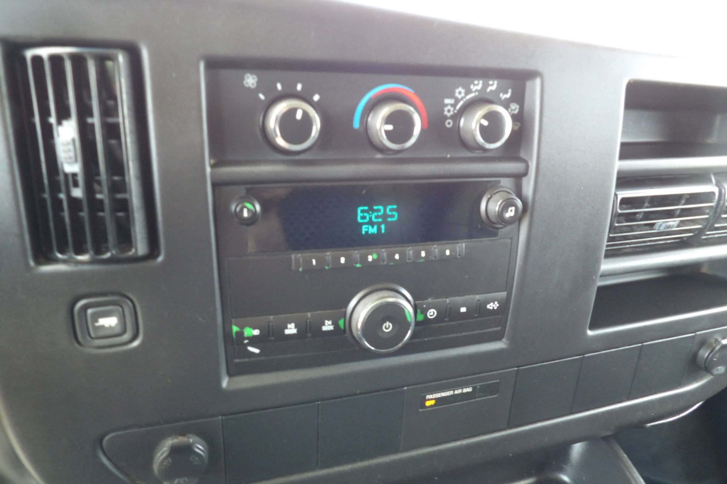 Used 2008 Chevrolet Express 1500 AWD image 11