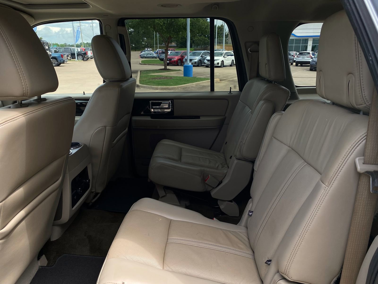 Used 2017 Lincoln Navigator L Select RWD image 29