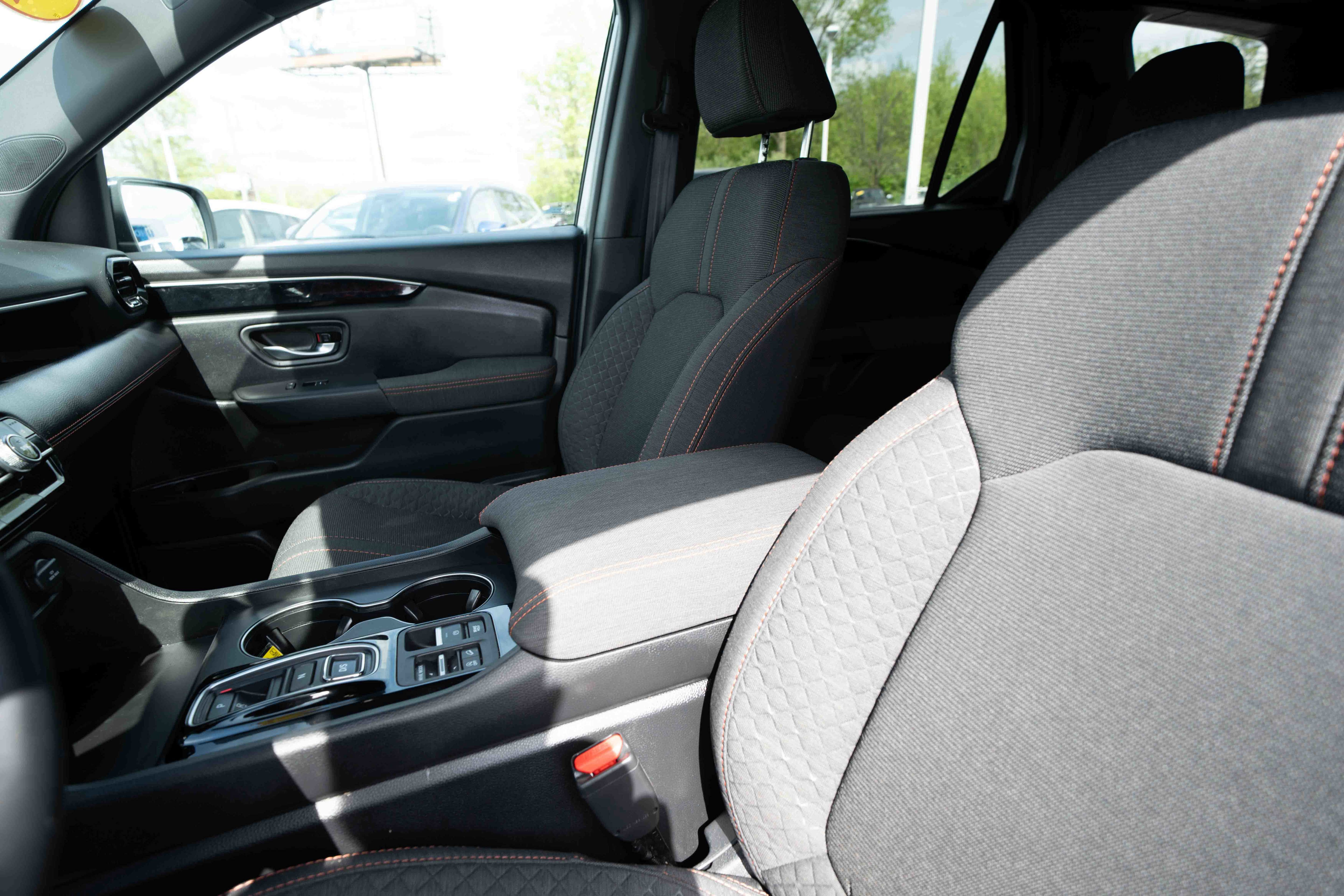 Used 2025 Honda Pilot Sport image 10