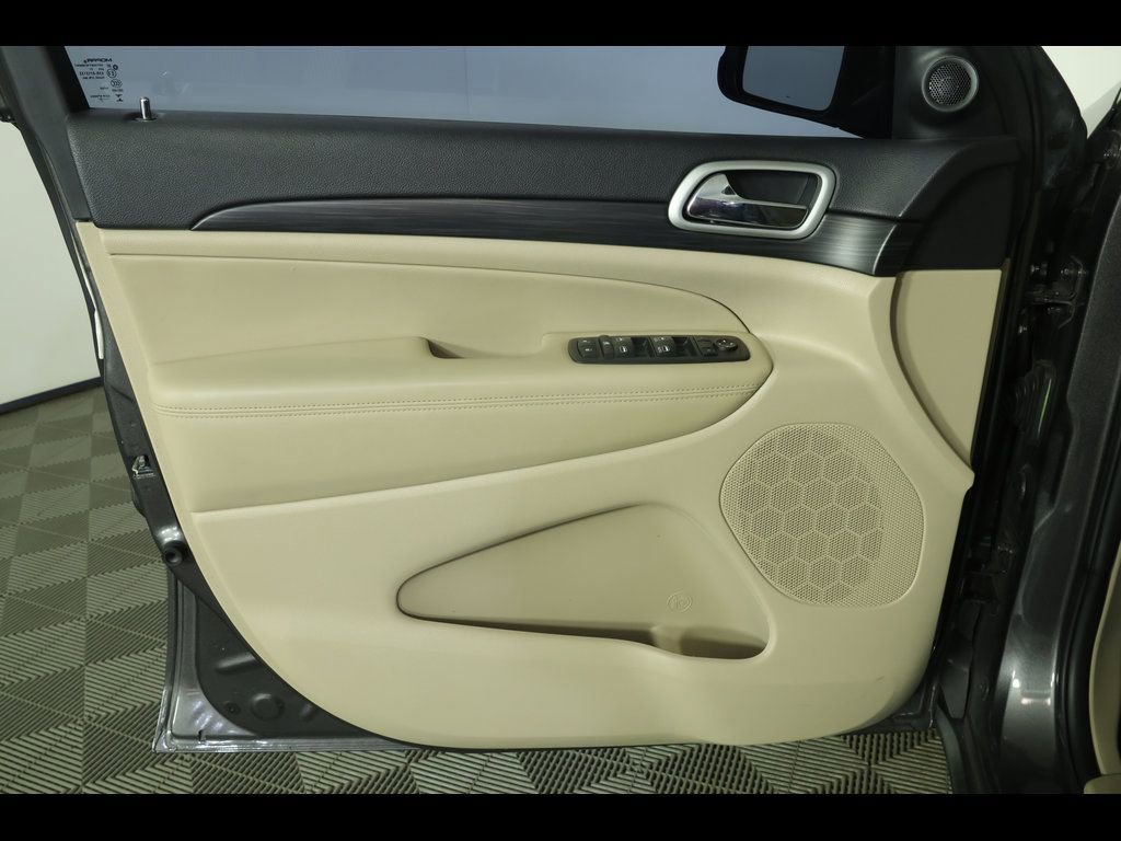 Used 2021 Jeep Grand Cherokee Laredo image 23