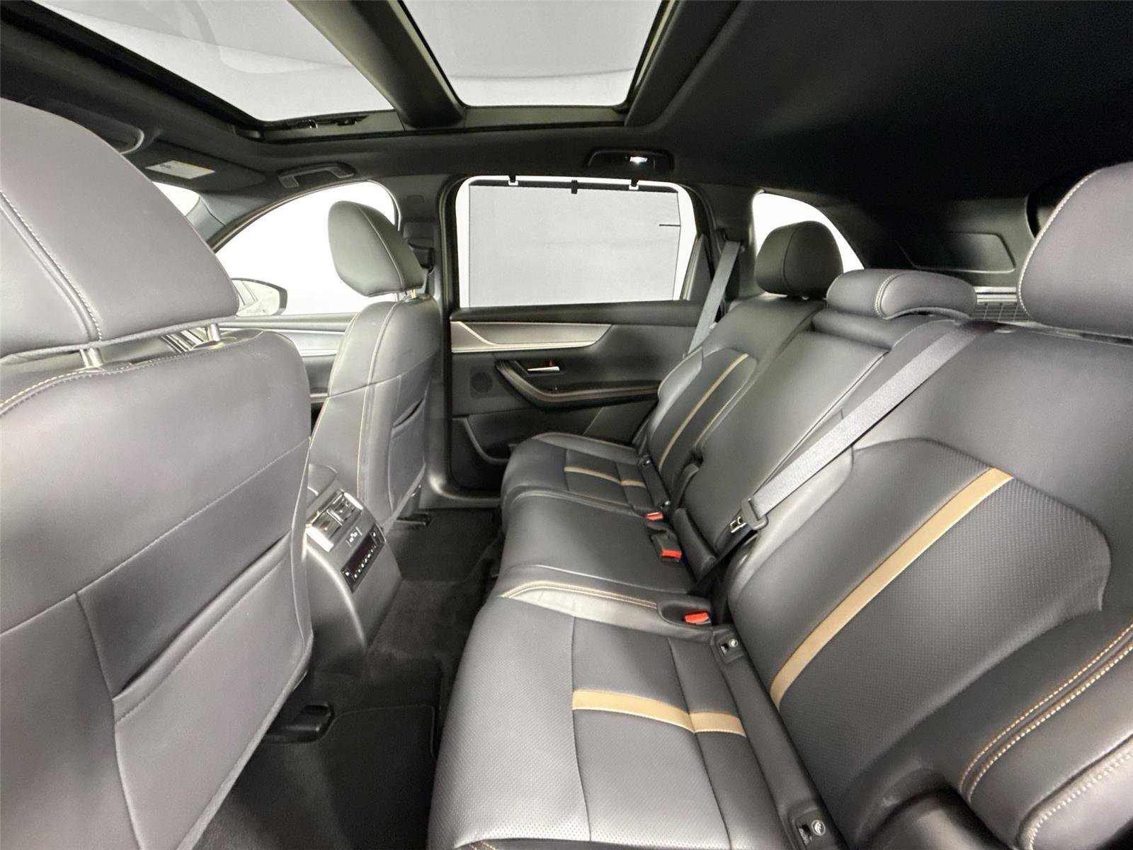 Certified 2025 MAZDA CX-70 Plug-In Hybrid w/ Premium Plus image 33