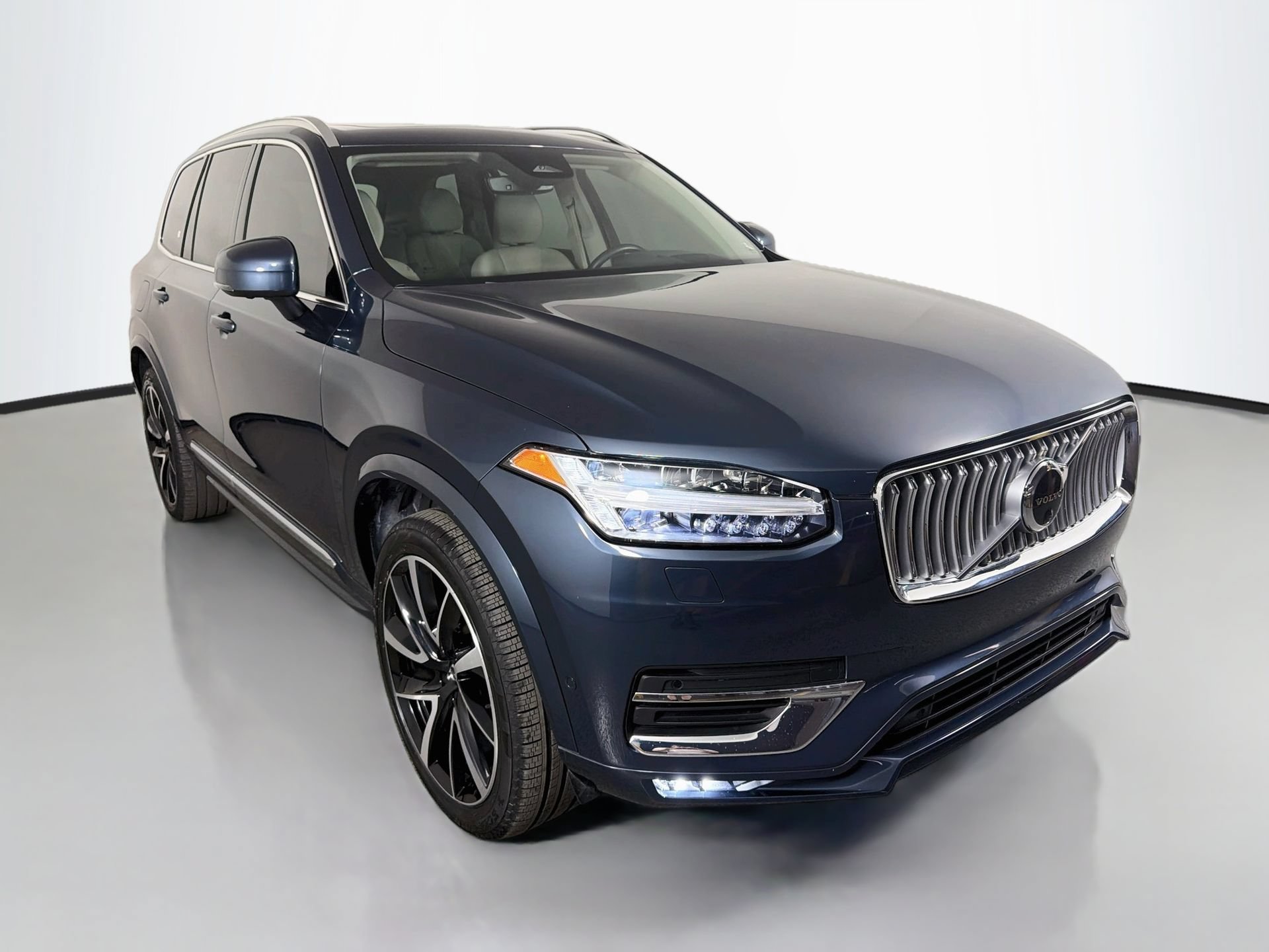 Used 2023 Volvo XC90 B5 Plus w/ Protection Package Premier AWD/4WD image 3