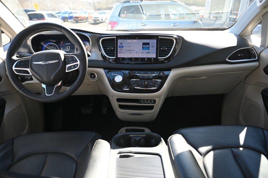 Used 2023 Chrysler Pacifica Touring-L FWD image 12