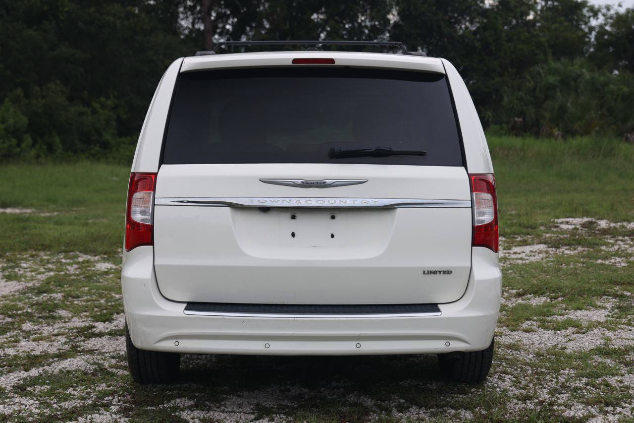 Used 2011 Chrysler Town & Country Limited w/ Trailer Tow Group FWD image 7