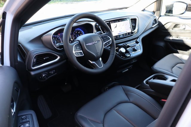 New 2026 Chrysler Pacifica Select image 12
