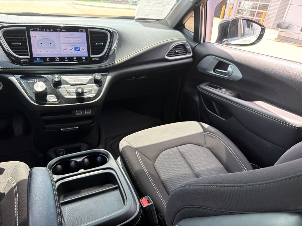 Used 2024 Chrysler Pacifica Touring FWD image 17