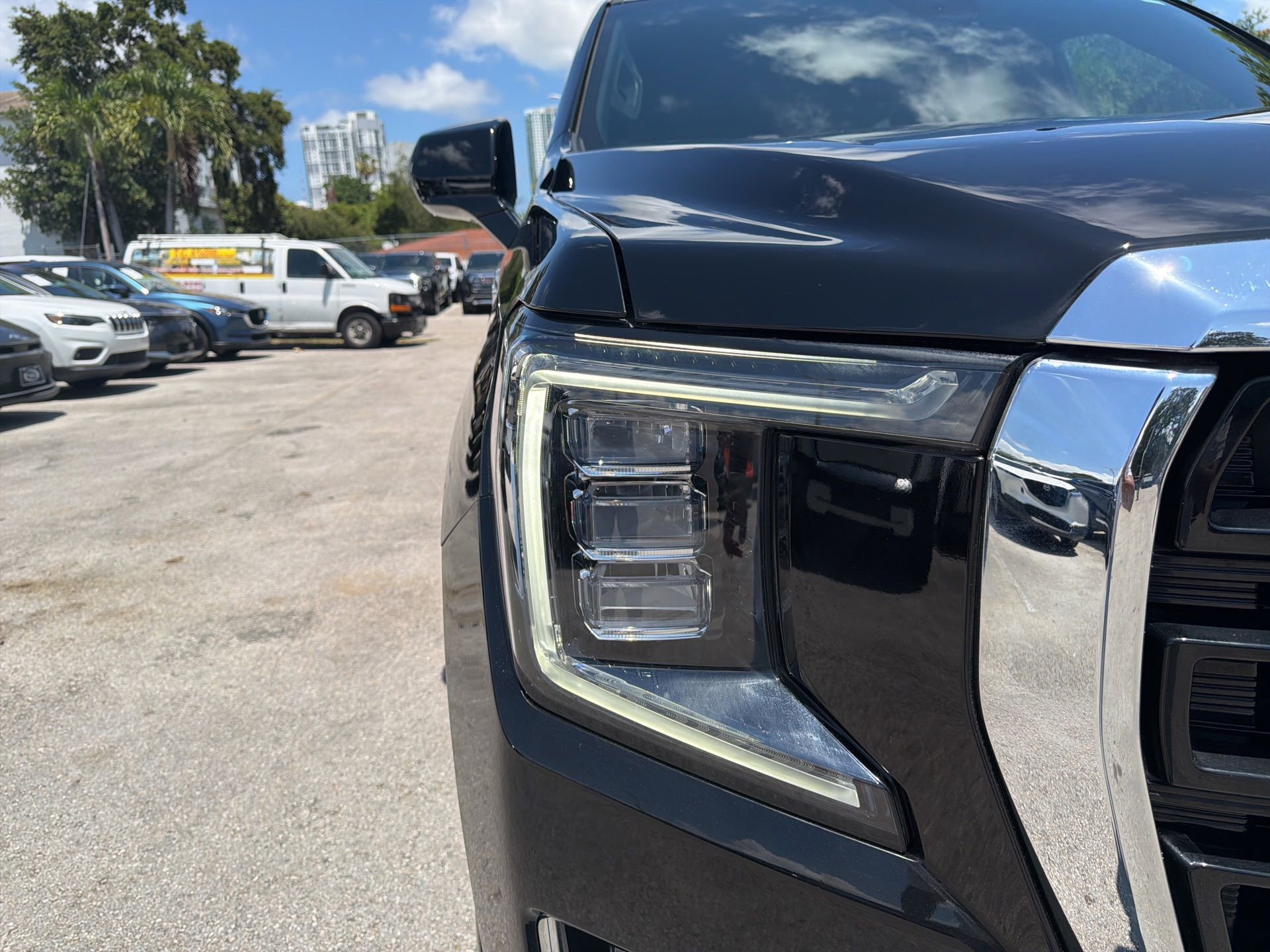 Used 2023 GMC Yukon SLE w/ Gmc Pro Safety Plus Package RWD image 4