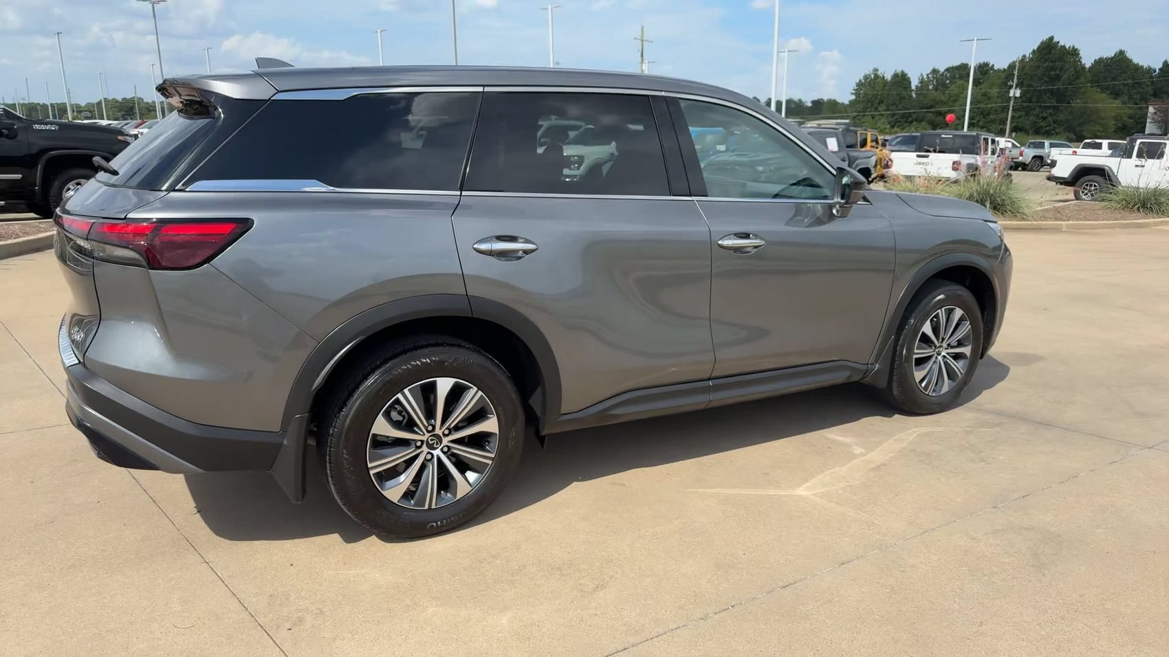 Used 2025 INFINITI QX60 Pure w/ Cargo Package FWD image 9