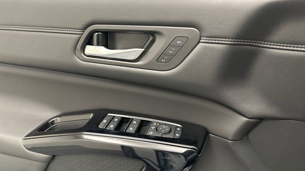 New 2026 Nissan Pathfinder Platinum AWD/4WD image 18