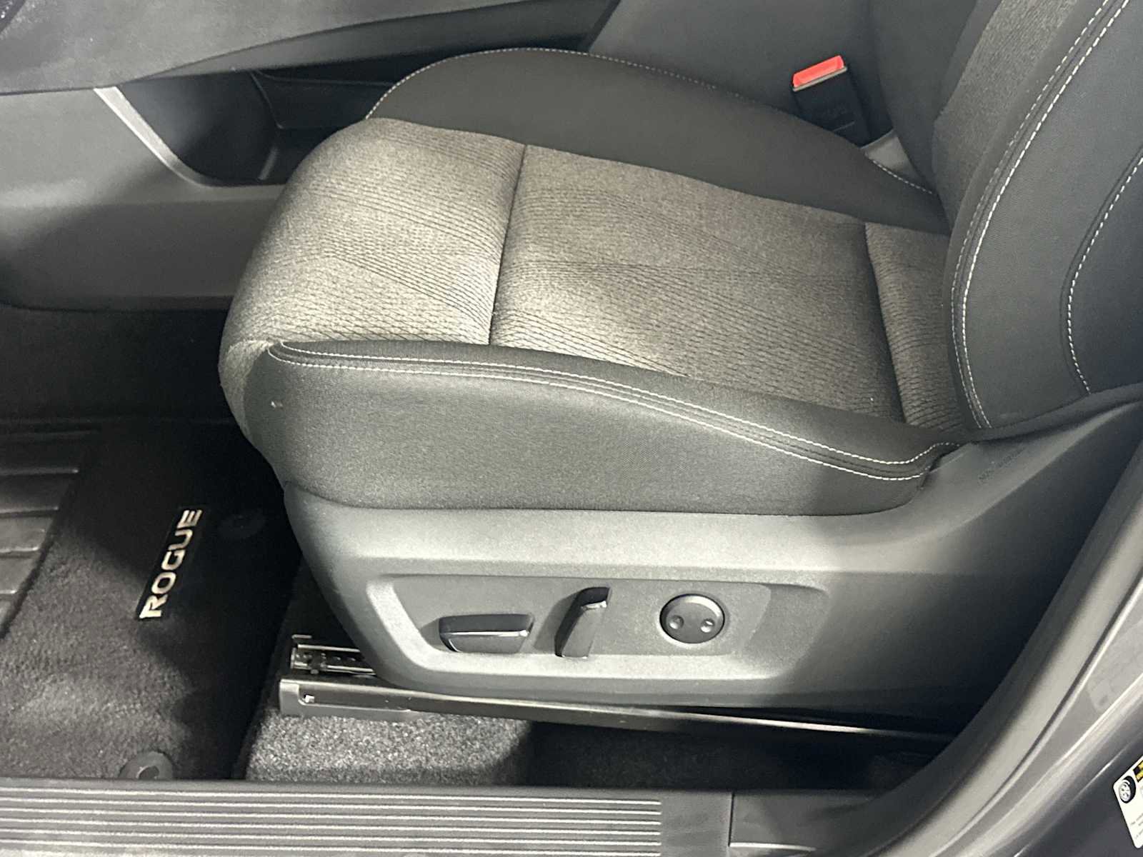 Used 2025 Nissan Rogue SV FWD image 9