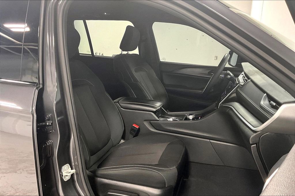 Used 2024 Jeep Grand Cherokee Laredo w/ Trailer Tow Package image 10