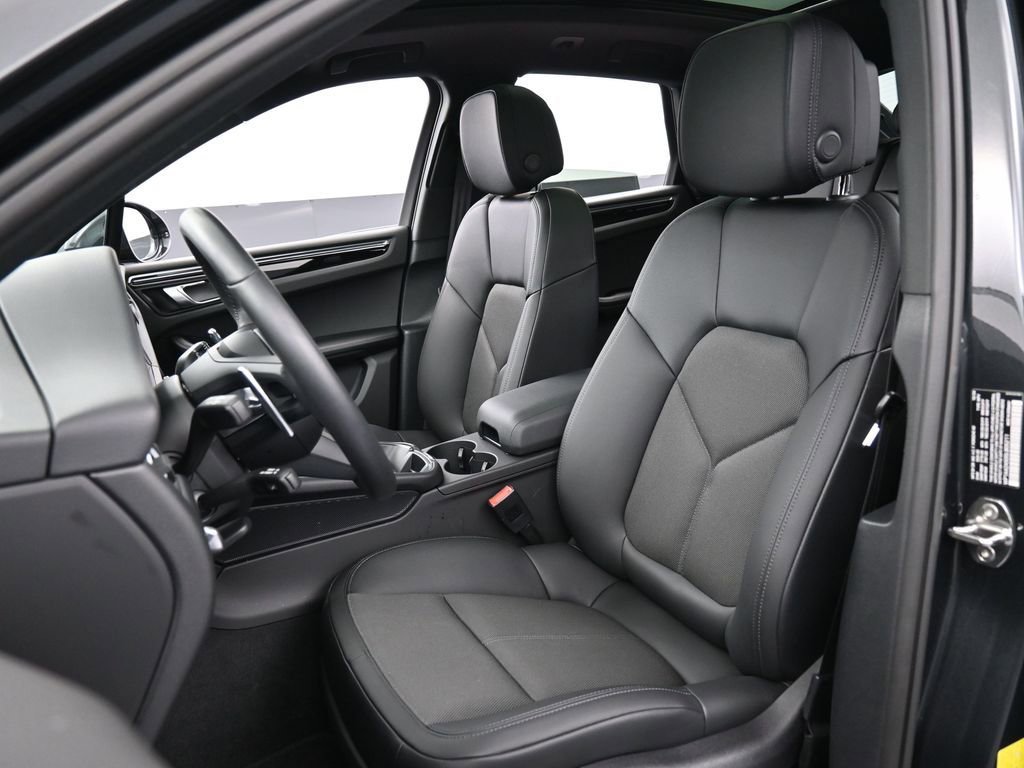 Certified 2025 Porsche Macan image 5
