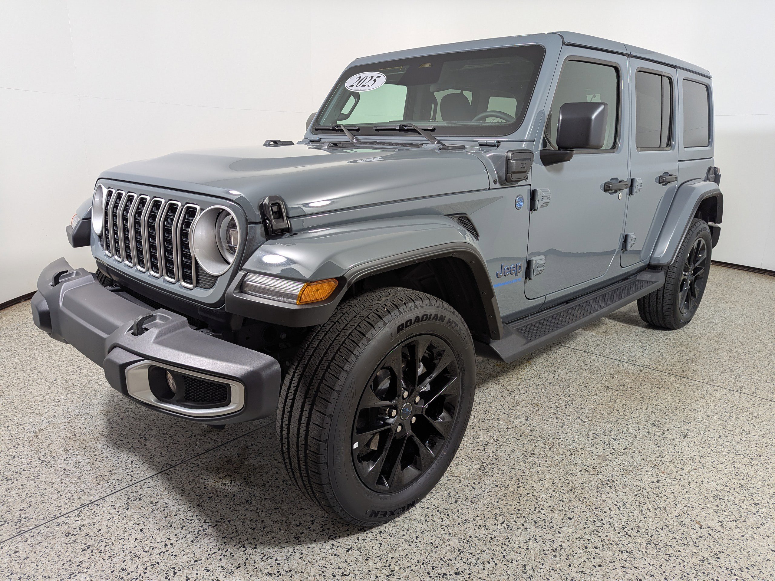 Used 2025 Jeep Wrangler Sahara AWD/4WD image 3