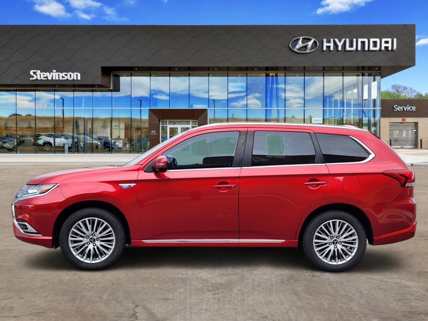 Used 2019 Mitsubishi Outlander 4WD Plug-In Hybrid image 2