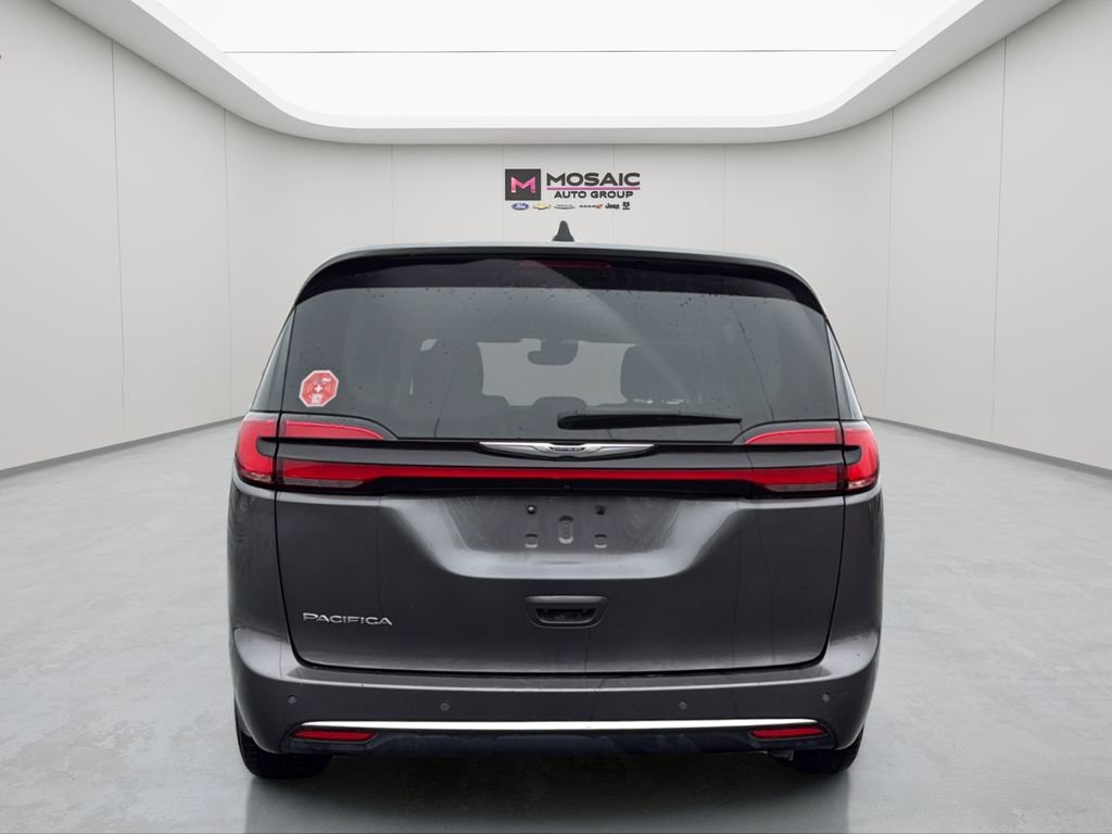 Used 2023 Chrysler Pacifica Touring-L FWD image 5