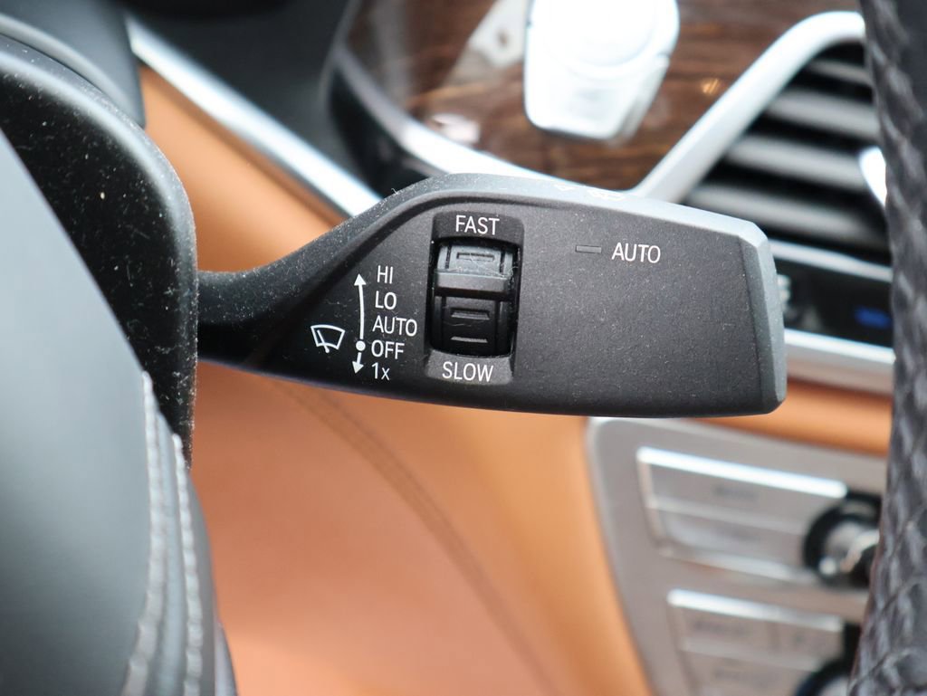 Used 2021 BMW 740i xDrive w/ Premium Package image 36