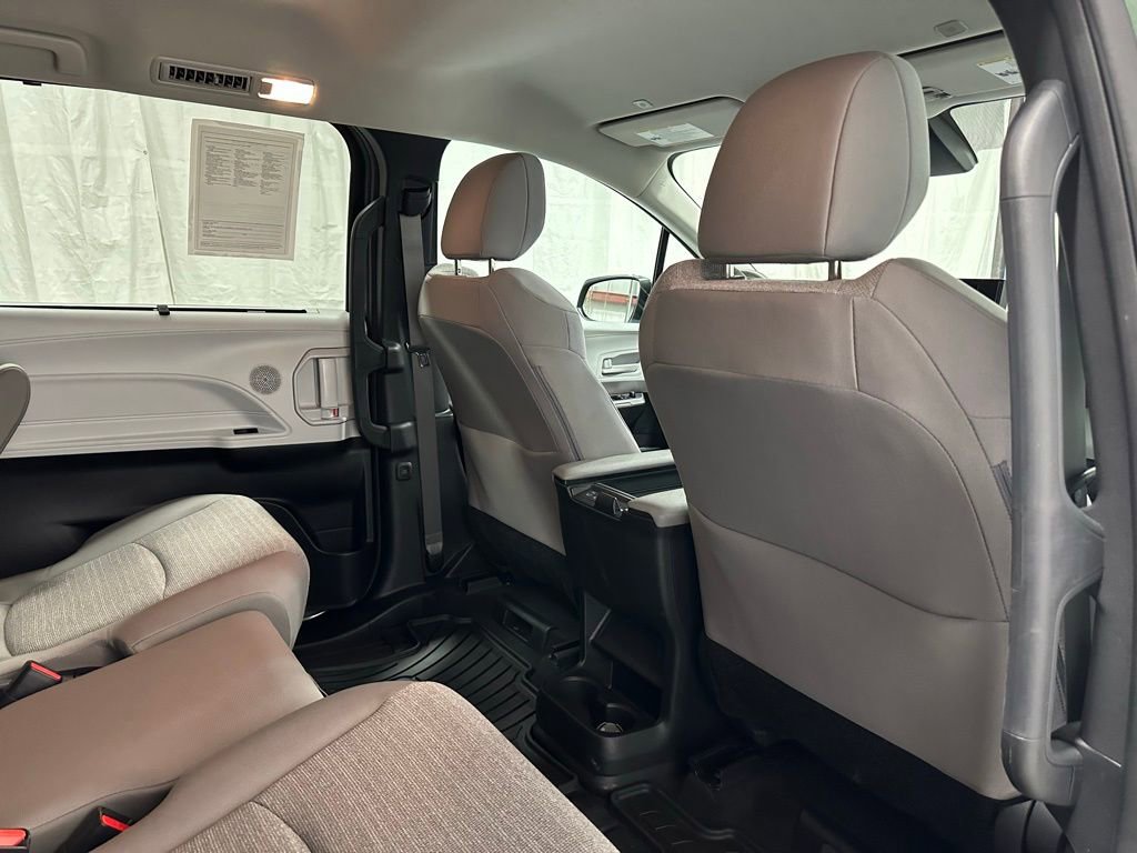 Used 2025 Toyota Sienna LE image 58