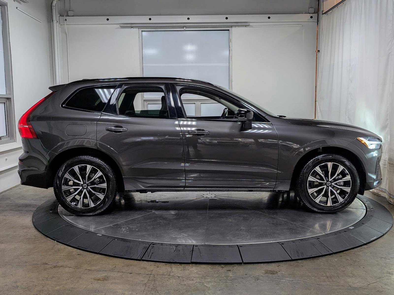 Used 2025 Volvo XC60 B5 Core AWD/4WD image 10