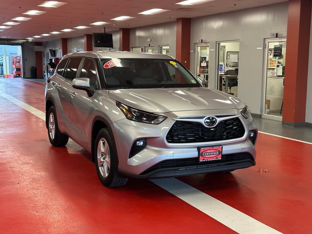 Used 2023 Toyota Highlander LE AWD/4WD image 2