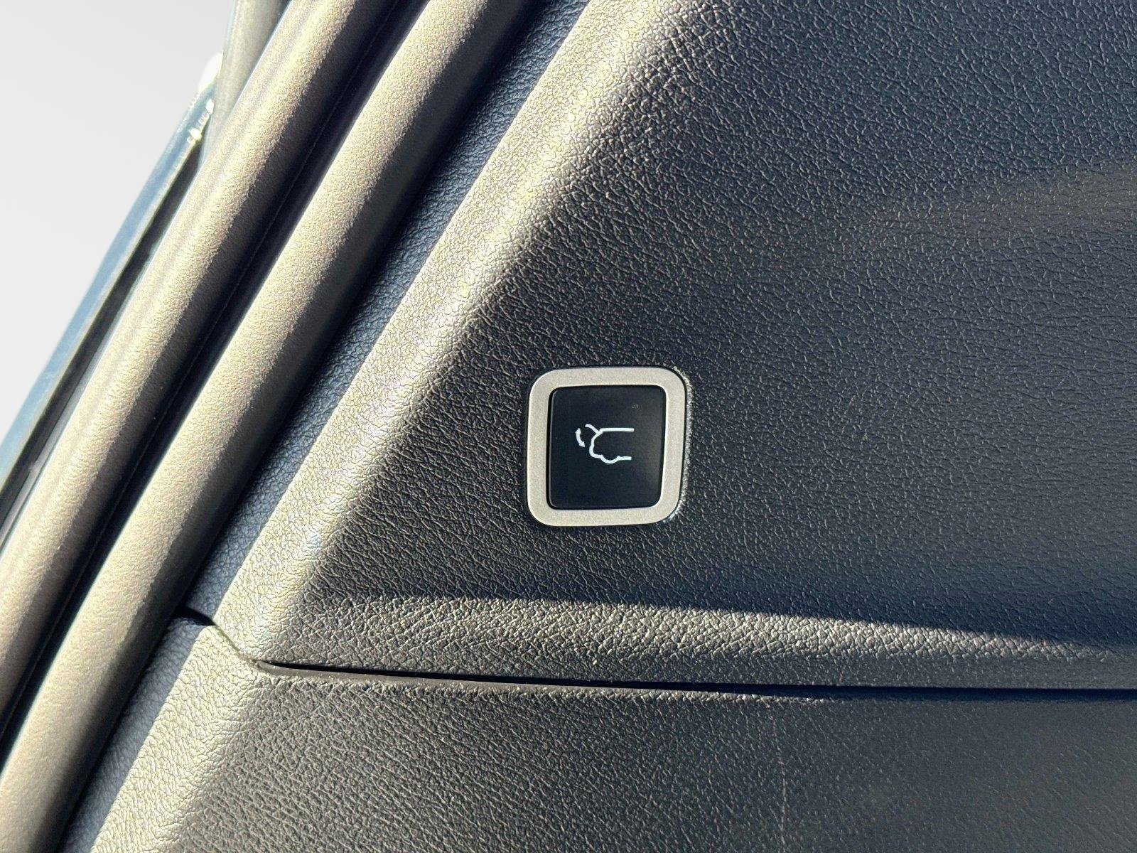 Used 2024 Chrysler Pacifica Limited w/ S Appearance Package image 13