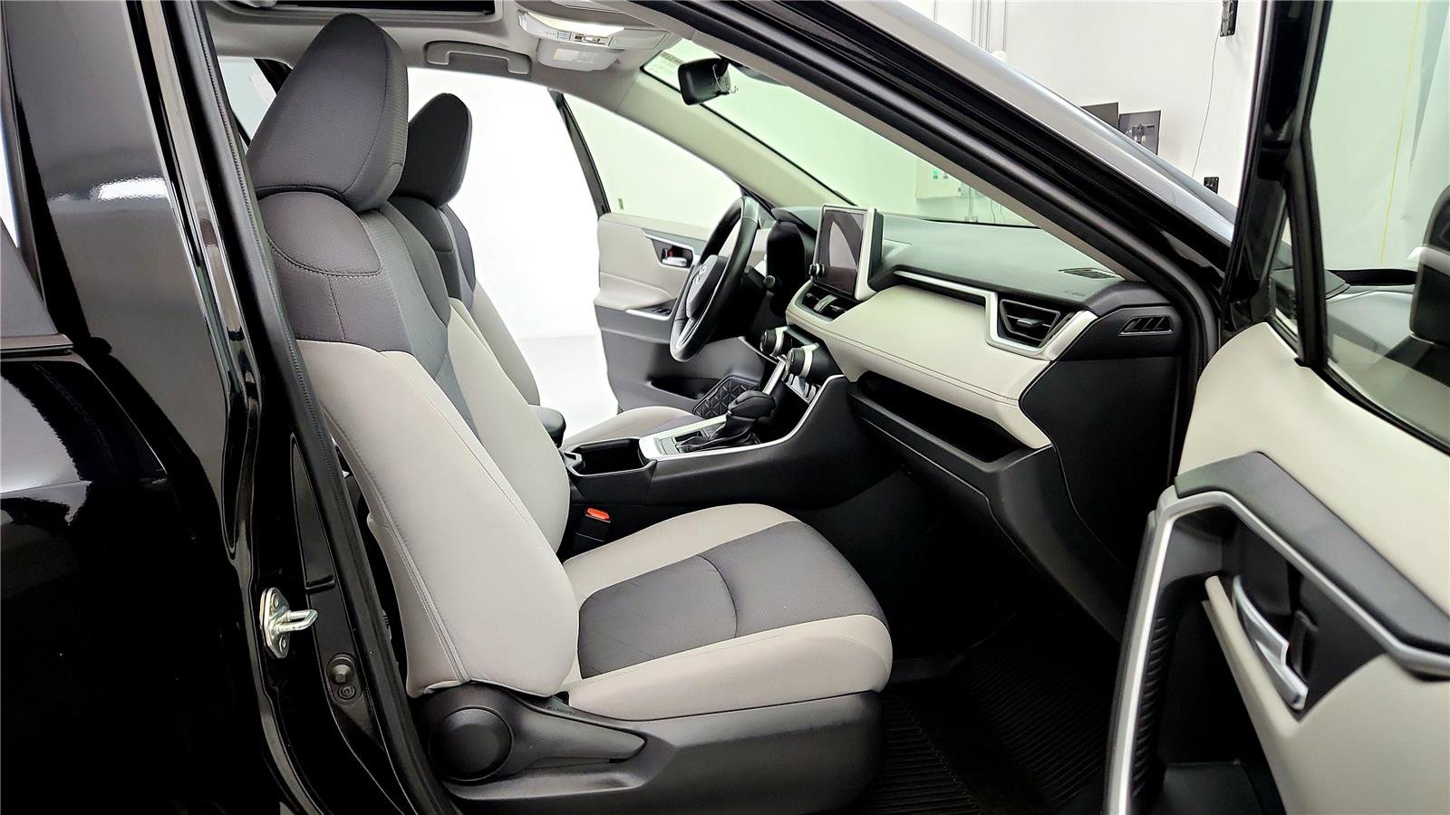 Certified 2023 Toyota RAV4 XLE w/ Convenience Package image 17