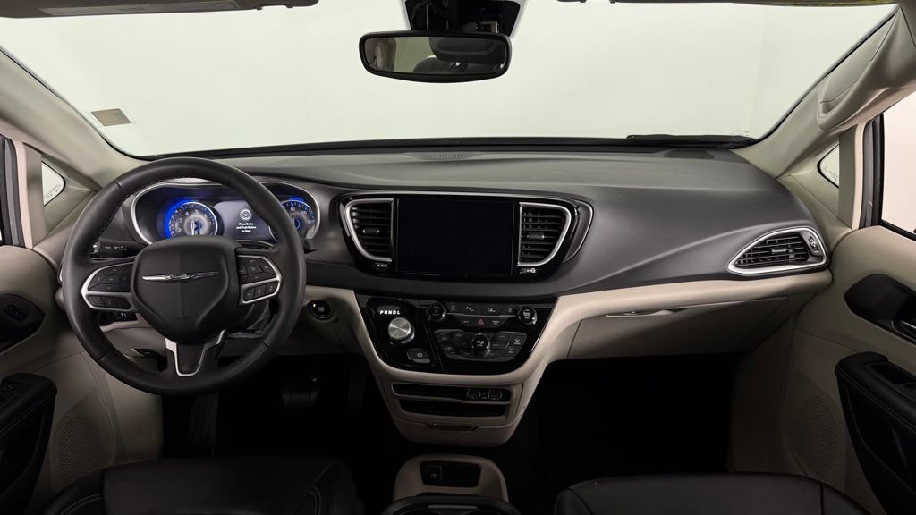 Used 2023 Chrysler Pacifica Touring-L FWD image 32