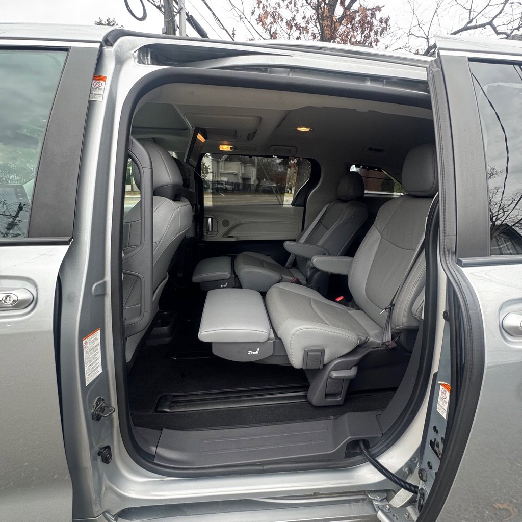 Used 2021 Toyota Sienna Limited image 13