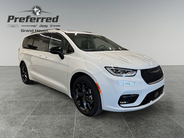 New 2026 Chrysler Pacifica Limited image 3
