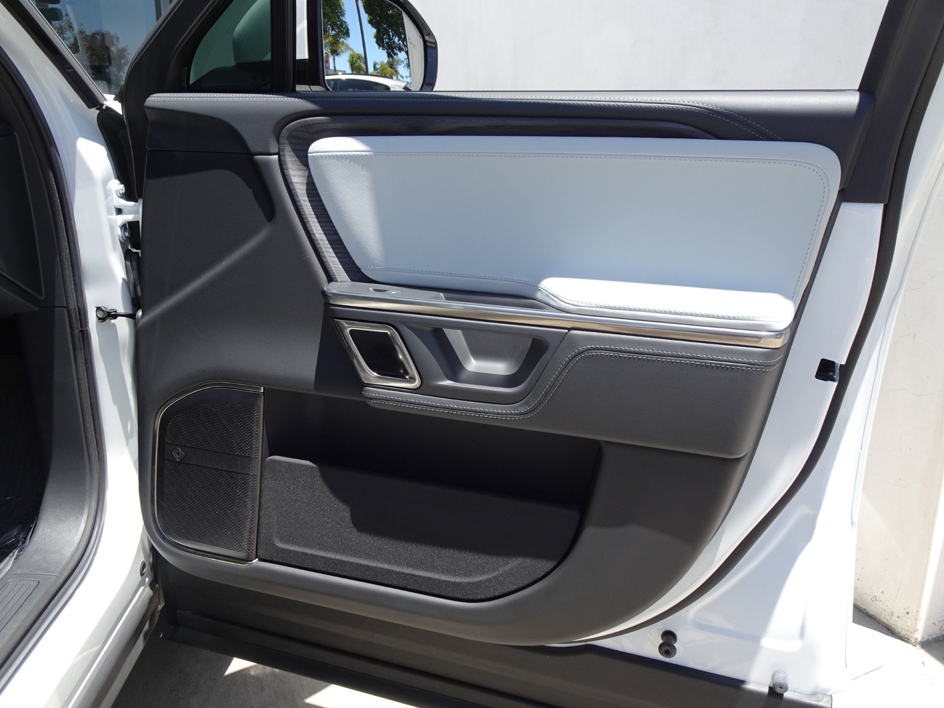 Used 2024 Rivian R1S Adventure AWD/4WD image 21
