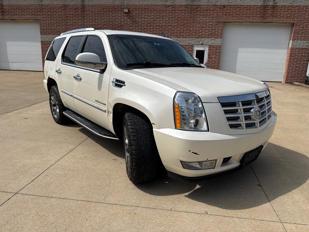 Used 2010 Cadillac Escalade AWD image 3