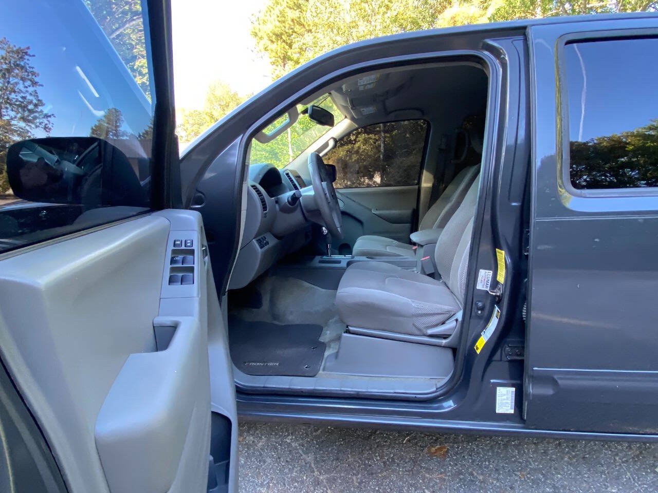 Used 2015 Nissan Frontier SV w/ SV Value Truck Package AWD/4WD image 14
