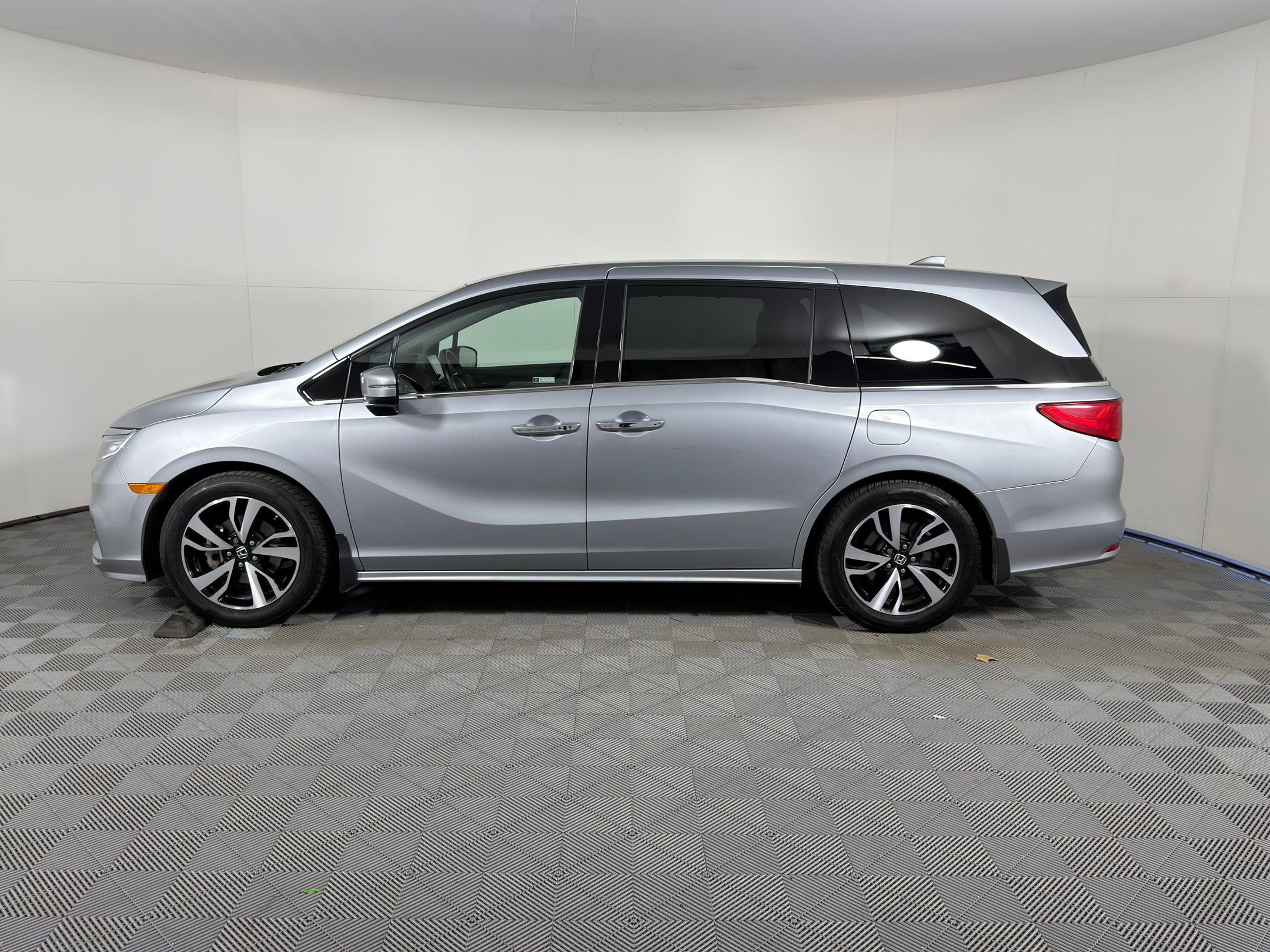 Used 2019 Honda Odyssey Elite image 2