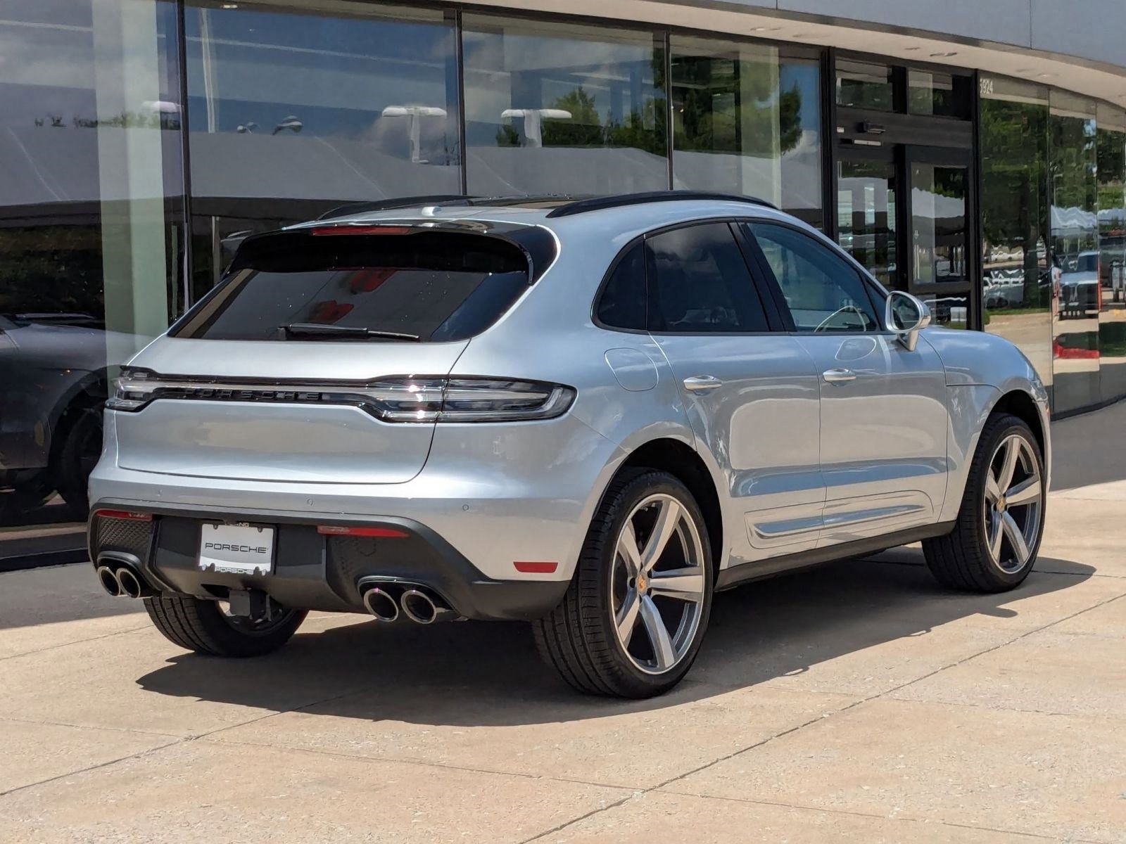 Certified 2025 Porsche Macan AWD/4WD image 9