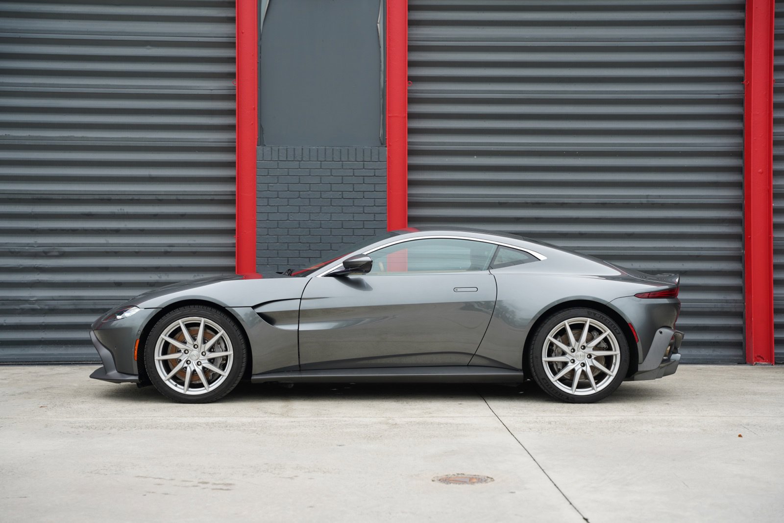 Used 2020 Aston Martin V8 Vantage Coupe RWD image 2