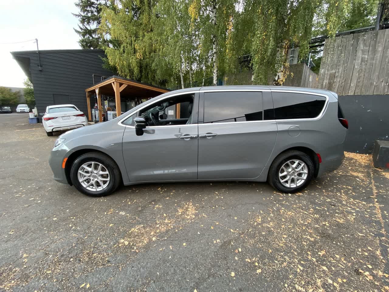 Used 2025 Chrysler Pacifica Select FWD image 3