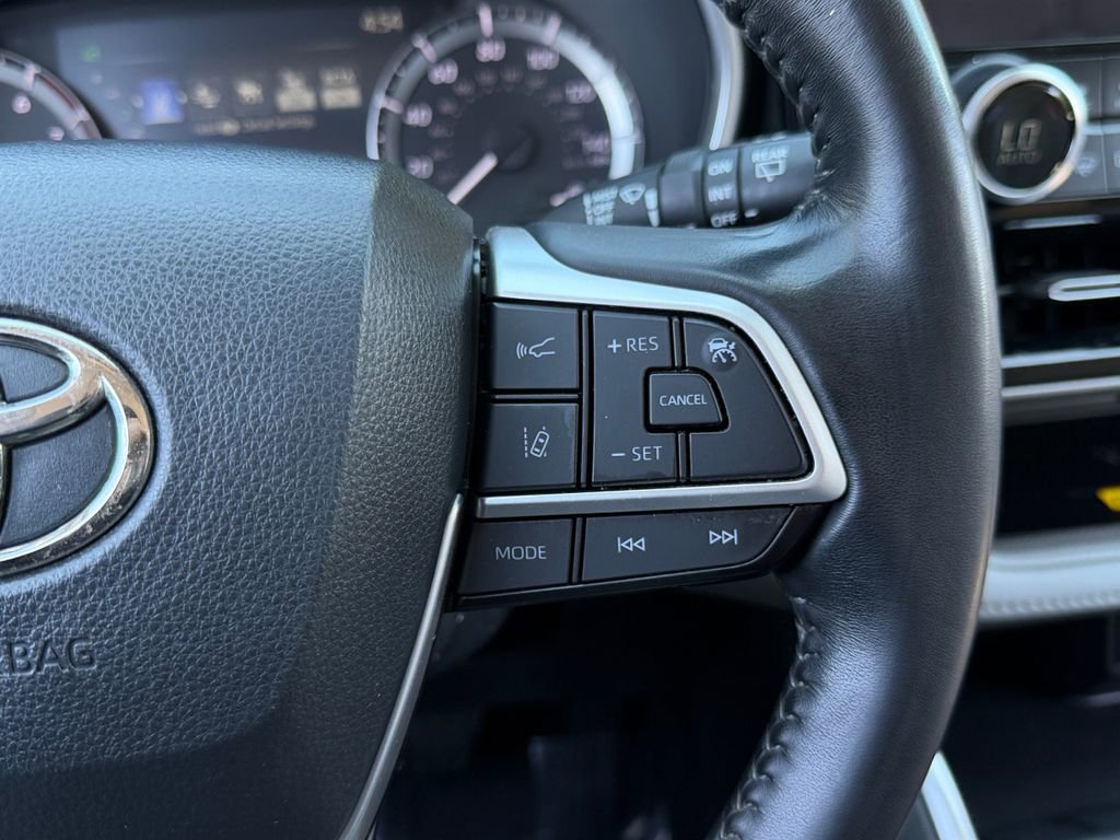Used 2023 Toyota Highlander XLE AWD/4WD image 19