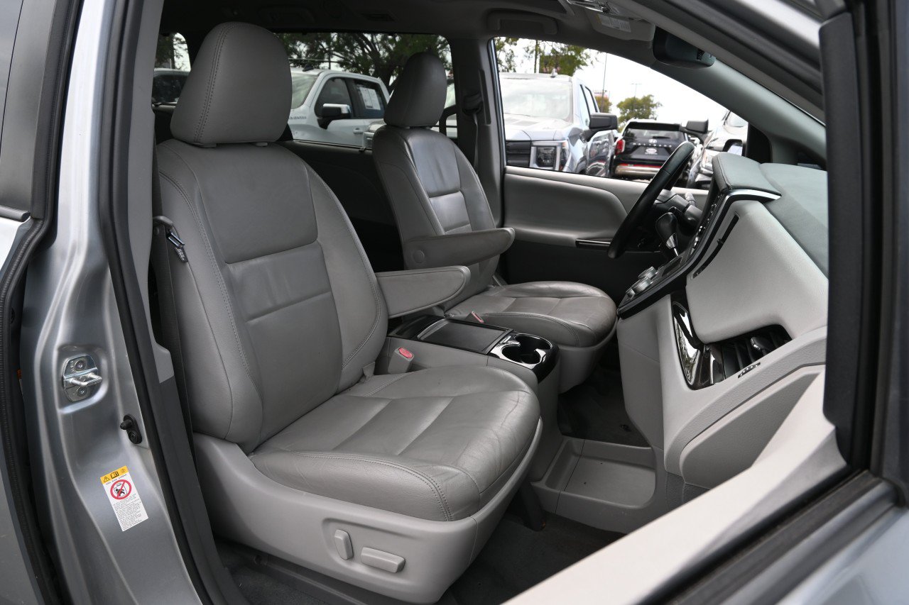 Used 2019 Toyota Sienna XLE FWD image 22