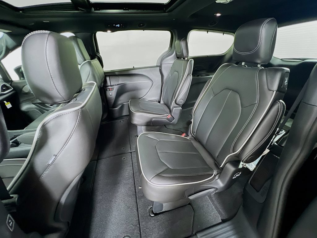 New 2027 Chrysler Pacifica Limited w/ Family Tech Group AWD/4WD image 26