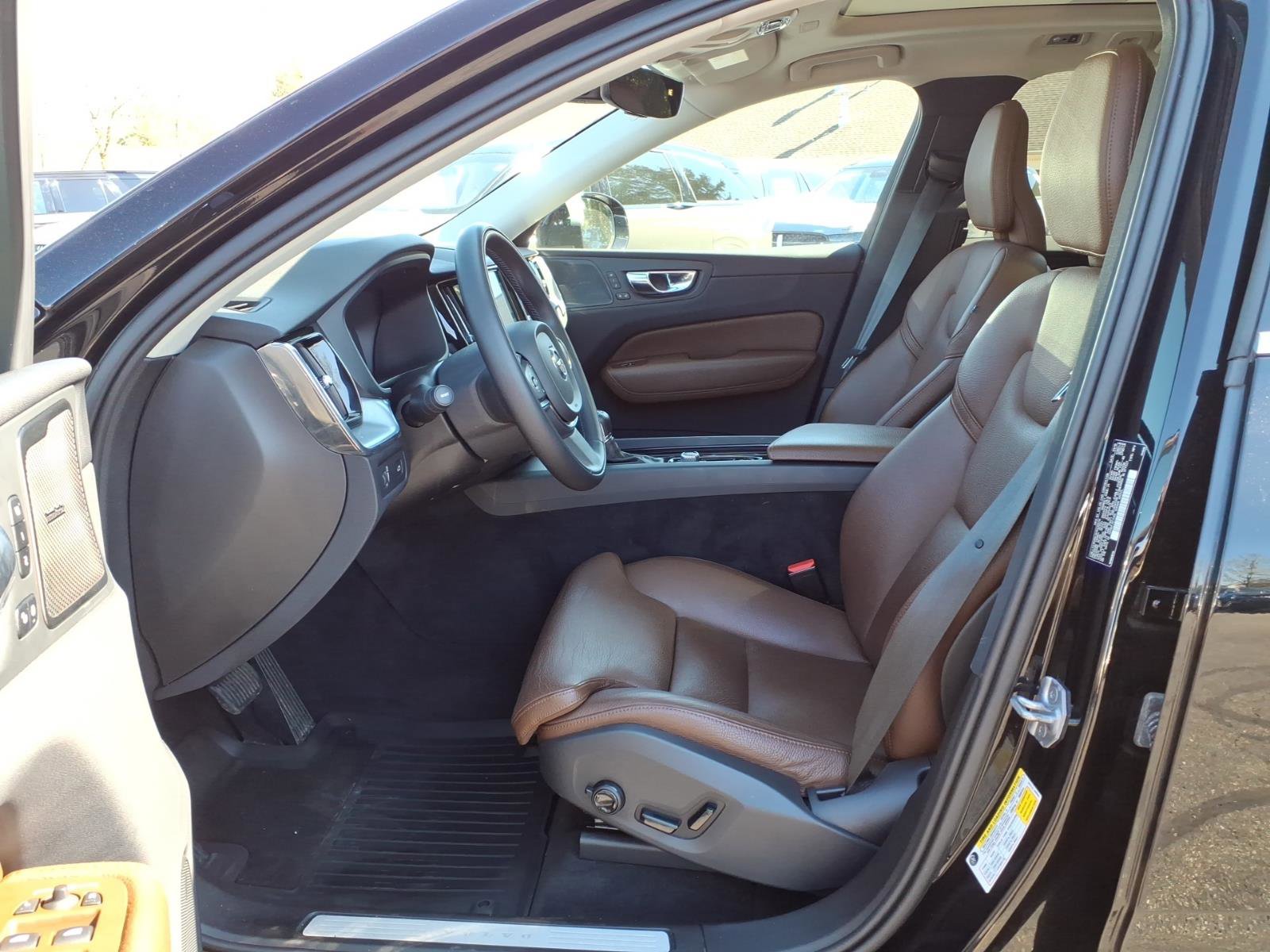 Used 2019 Volvo XC60 T5 Momentum w/ Protection Package Premier image 13