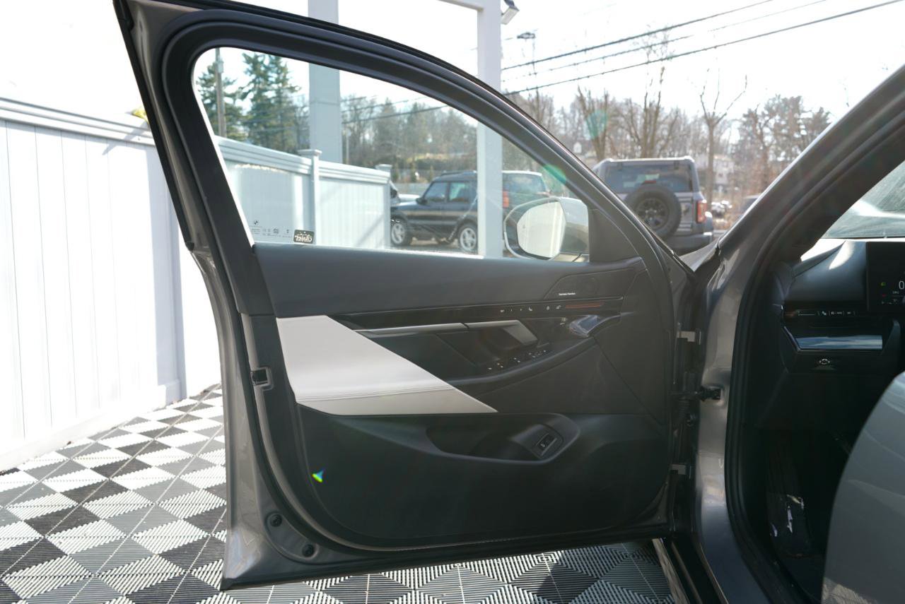 Used 2024 BMW 530i xDrive 530i xDrive Sedan w/ Convenience Package image 16