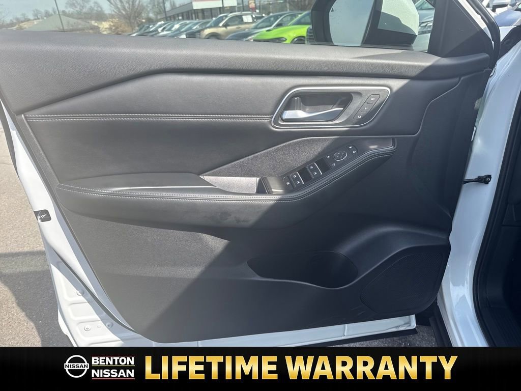 Certified 2025 Nissan Rogue Platinum w/ Platinum Premium Package image 12