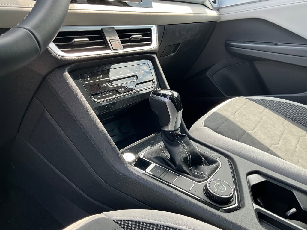 New 2025 Volkswagen Taos SE image 17