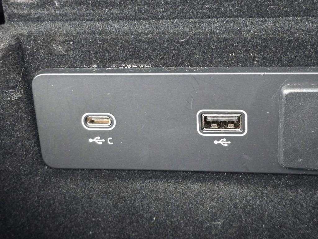 Used 2025 Jaguar F-PACE R-Dynamic S image 9