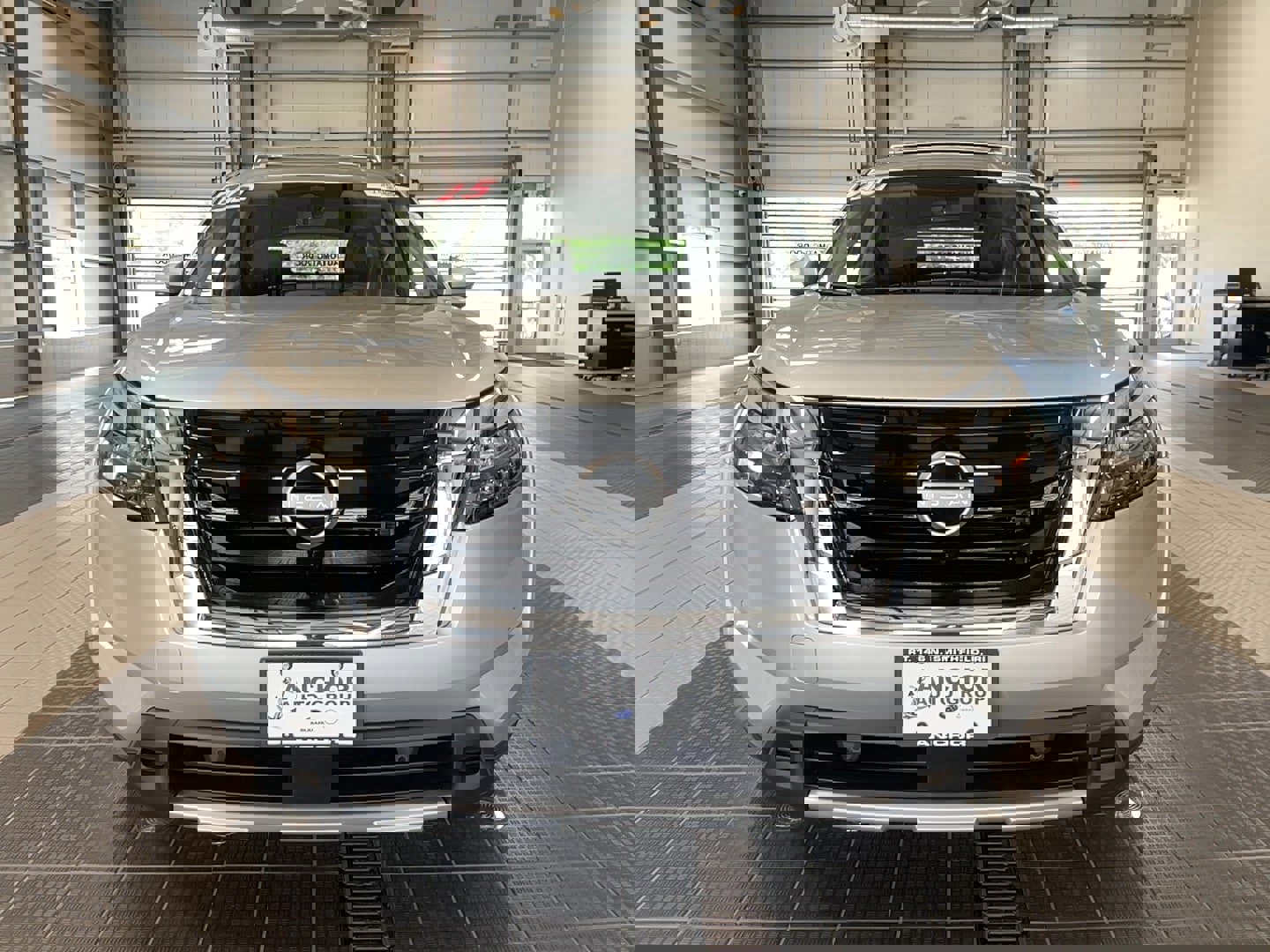 Used 2025 Nissan Pathfinder SL w/ SL Premium Package image 2