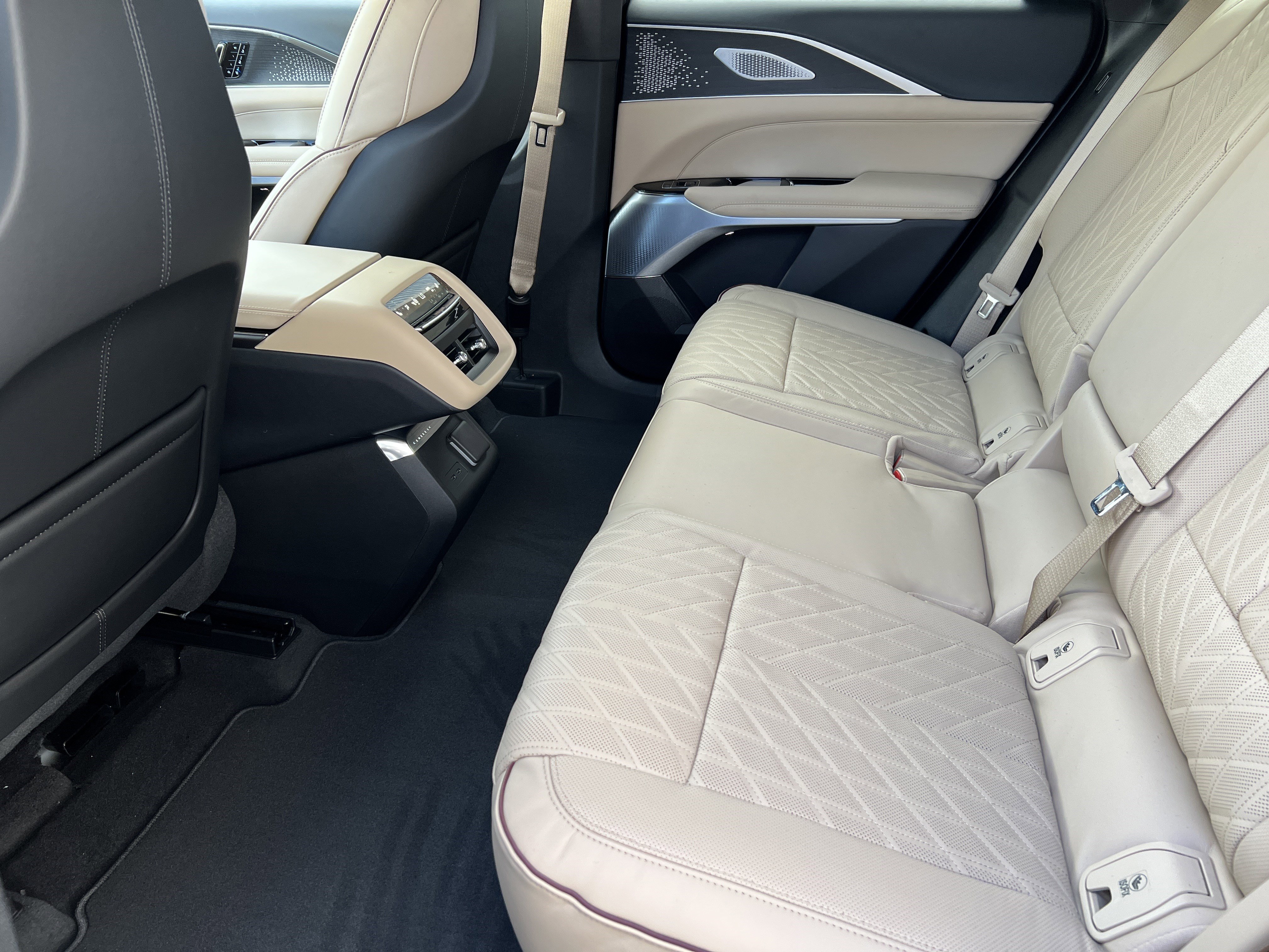 New 2026 Cadillac Lyriq Signature Luxury AWD/4WD image 17