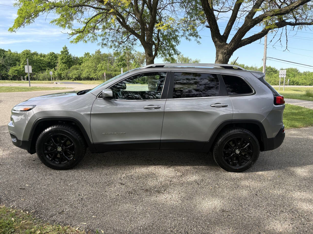 Used 2018 Jeep Cherokee Latitude w/ Cold Weather Group AWD/4WD image 2