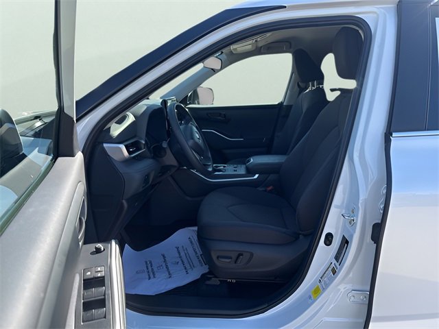 Used 2024 Toyota Highlander LE image 9