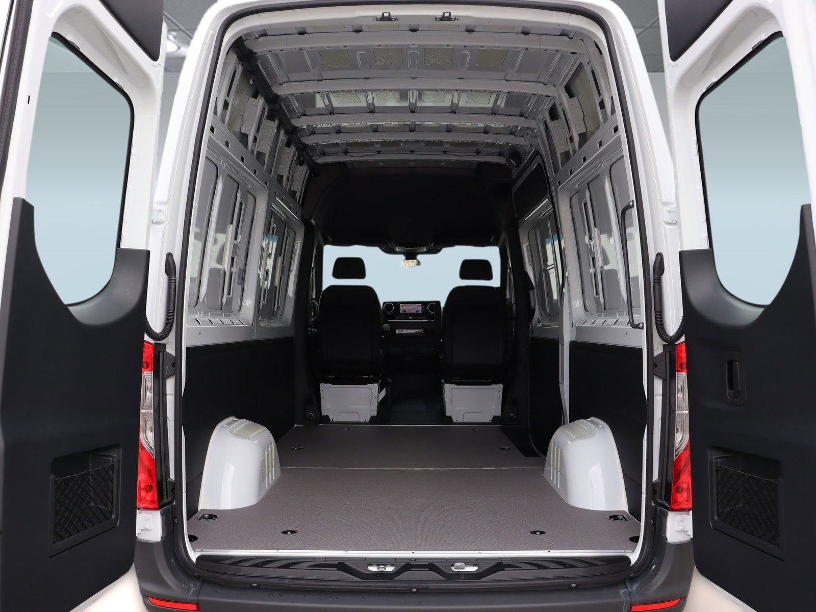 Used 2025 Mercedes-Benz Sprinter 2500 image 30