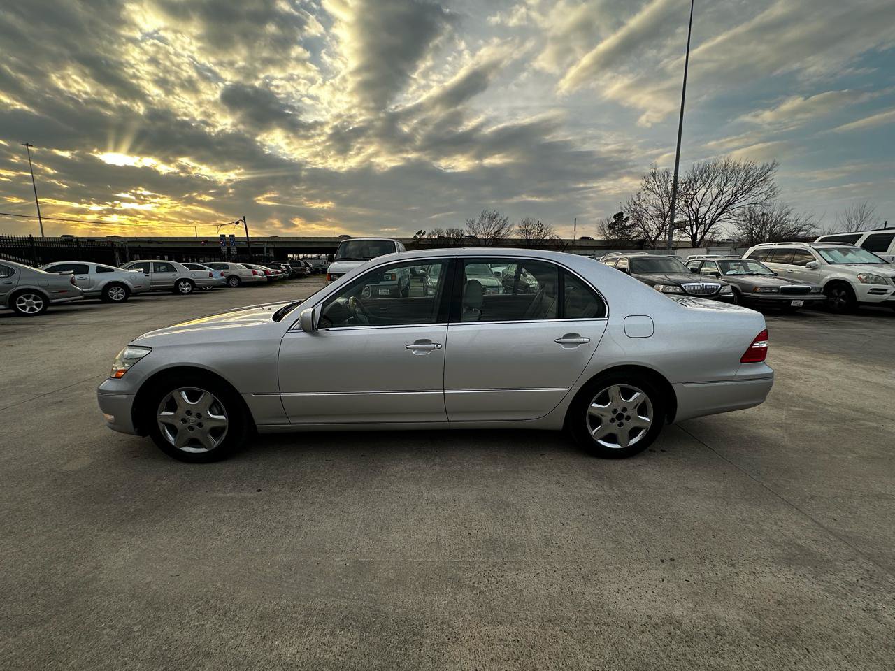 Used 2004 Lexus LS 430 w/ Premium Pkg RWD image 2